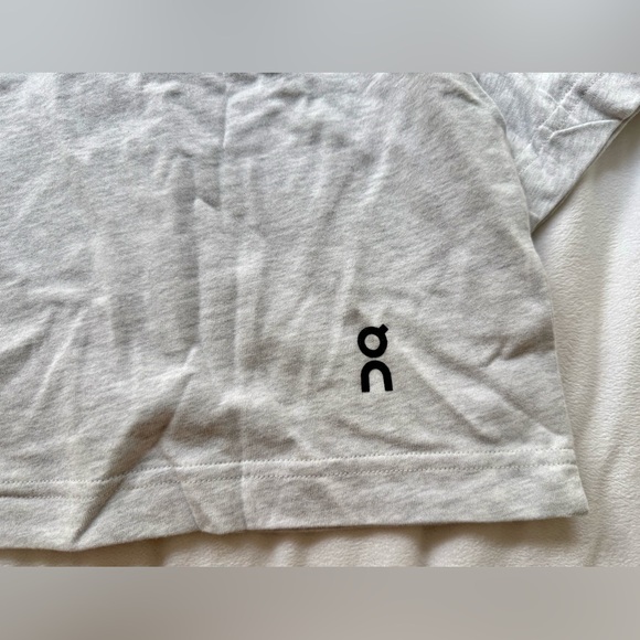 On Running Women’s Club Boxy-T Crop T-Shirt Crater - Picture 10 of 11